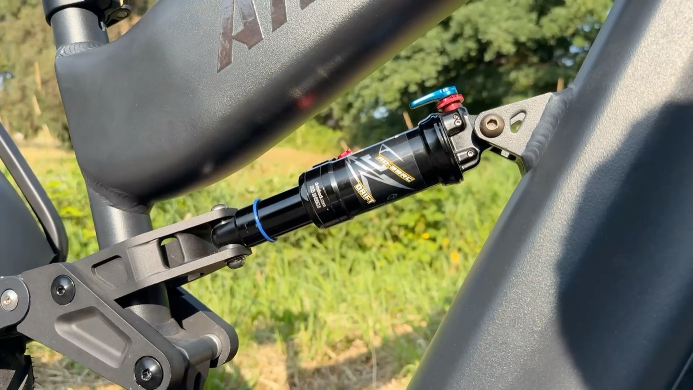 DNM linkage-driven air shock